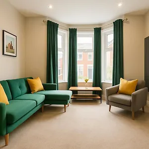 3-bedroom-spacious-house-in-cardiff.cardiffhotelswales.com/